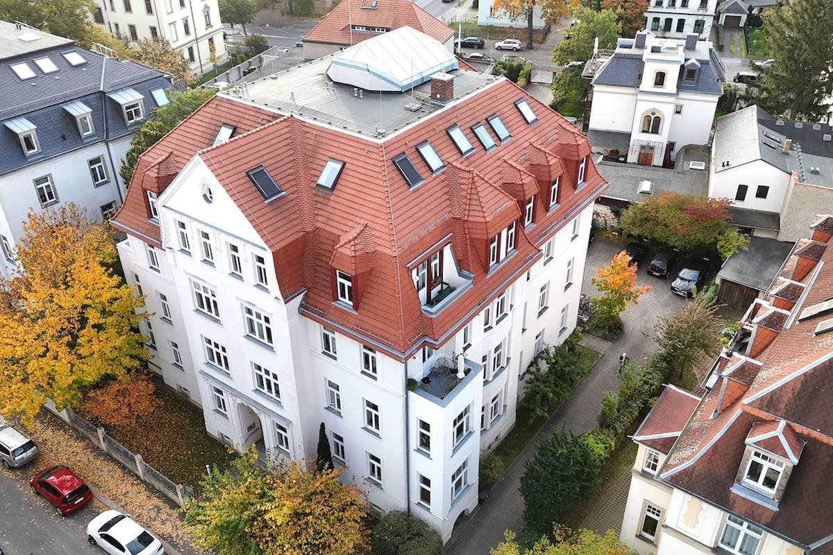 Drohnenaufnahme von SCANWERK: Gründerzeit-Mehrfamilienhaus mit Dach, Hof und Umgebung