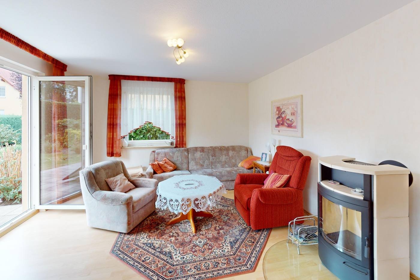 Innenaufnahme von SCANWERK: Wohnzimmer mit Kaminofen, fotografiert für ein Immobilien-Exposé